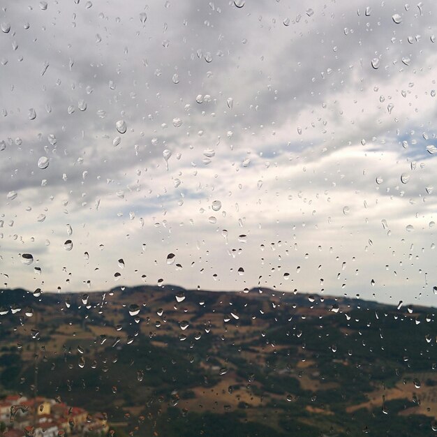 Une prise de vue complète des gouttes de pluie sur une fenêtre en verre