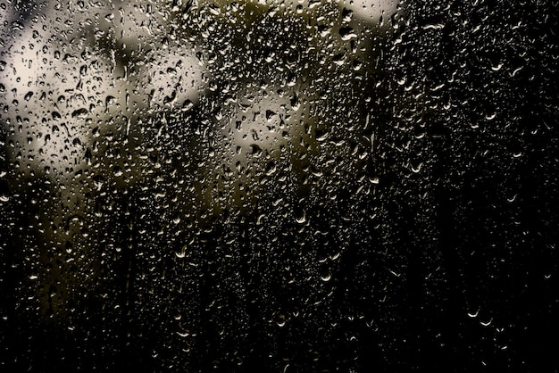 Une prise de vue complète des gouttes de pluie sur une fenêtre en verre
