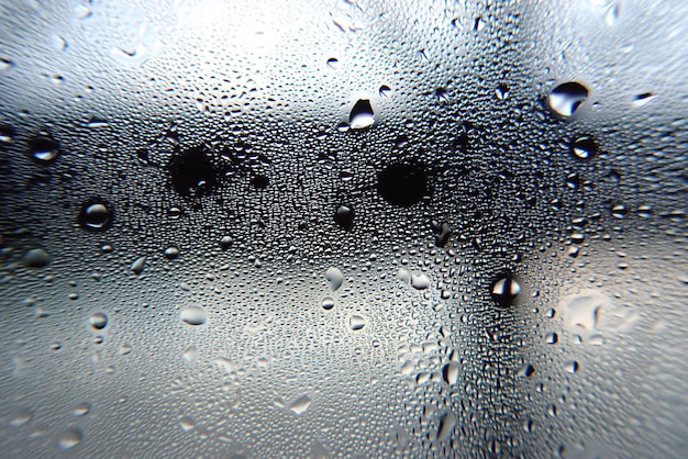 Une prise de vue complète des gouttes de pluie sur une fenêtre en verre