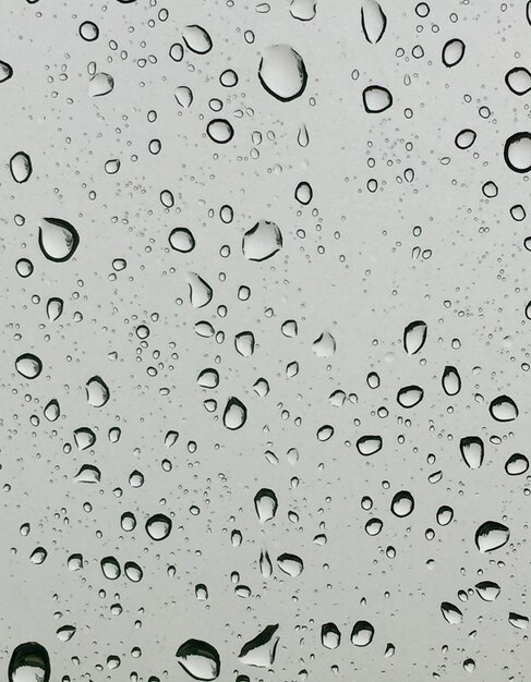 Une prise de vue complète des gouttes de pluie sur une fenêtre en verre