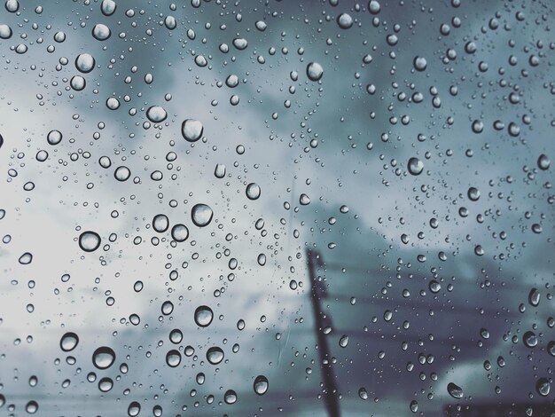 Photo une prise de vue complète des gouttes de pluie sur la fenêtre