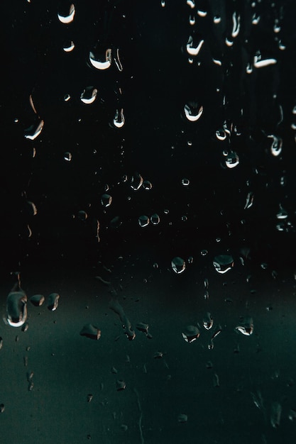 Une prise de vue complète des gouttes de pluie sur le verre