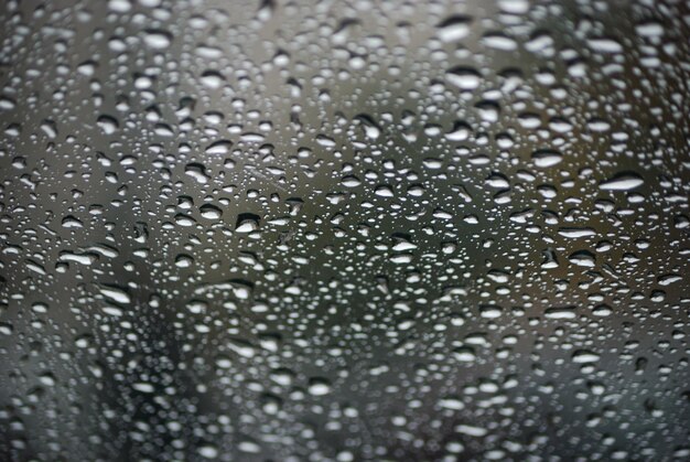 Une prise de vue complète des gouttes de pluie sur le verre