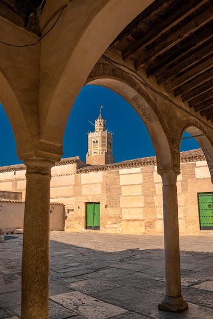 Prise de vue en contre-plongée de la Grande Mosquée de Testour en Tunisie