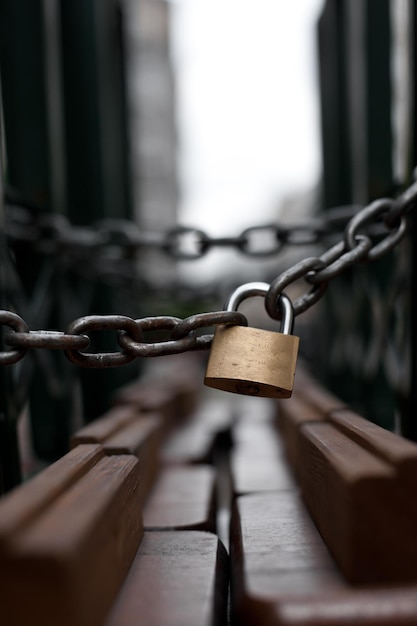 Une prise de vue détaillée du cadenas sur un fond flou