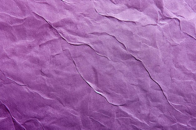 Une prise de vue détaillée d'un morceau de papier pourpre montrant sa fine texture et son apparence brute