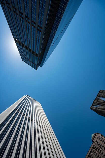 Photo une prise de vue à faible angle des gratte-ciel contre le ciel bleu par une journée ensoleillée au centre-ville de chicago aux états-unis