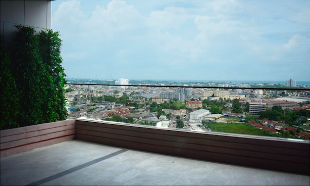 Prise de vue en grand angle depuis un condo avec piscine et point de vue Capturé le 2 août 2023 à Rayong en Thaïlande