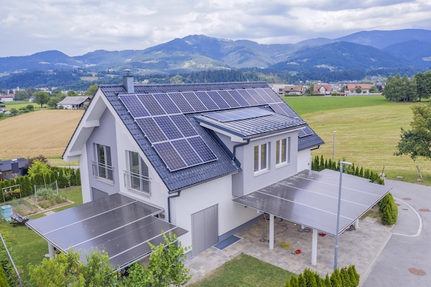 Prise de vue en grand angle d'une maison privée située dans une vallée avec des panneaux solaires sur le toit