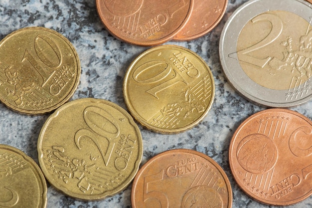Prise de vue en grand angle d'une pile de pièces en euros