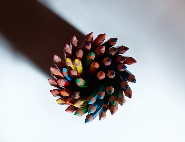 Une prise de vue en grand angle d'un tas de crayons de couleur.