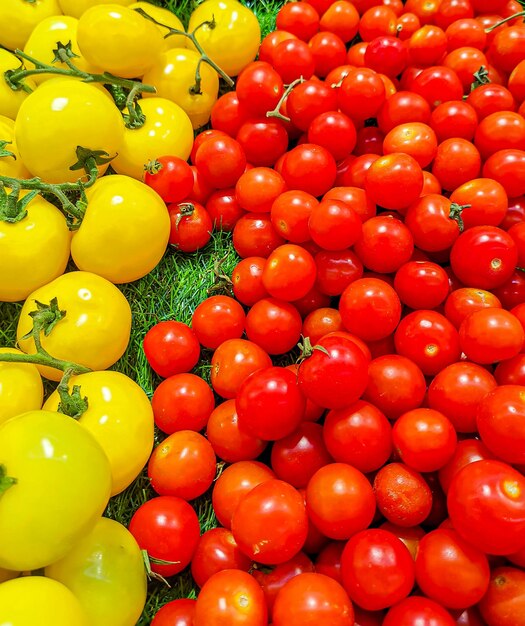 Prise de vue en grand angle d'une tomate jaune et rouge sur le marché