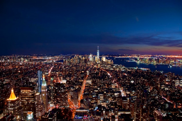 Une prise de vue en haut angle du paysage urbain éclairé