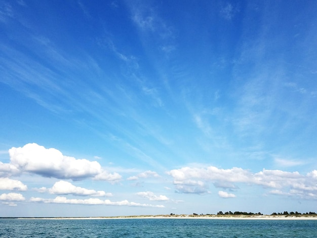 Une prise de vue idyllique de la mer contre le ciel