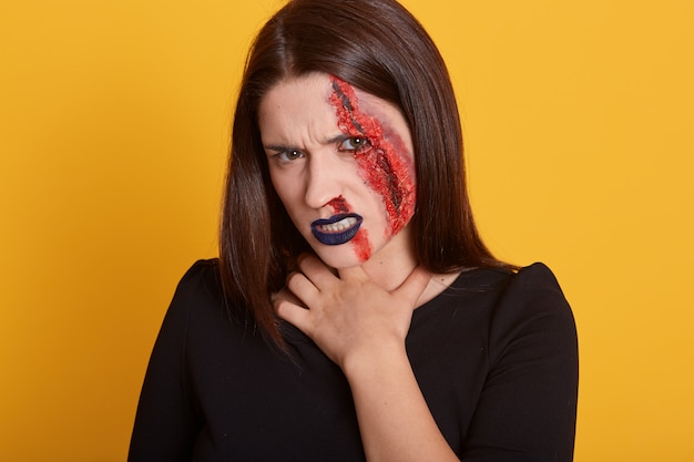 Prise de vue en intérieur de jeune fille brune avec un maquillage d'halloween sombre et élégant