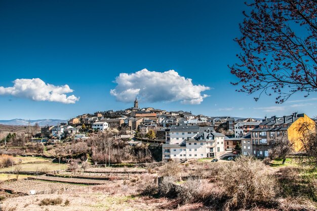 Une prise de vue panoramique des bâtiments contre le ciel