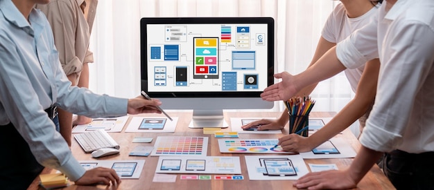 Prise de vue panoramique de l'équipe de développeurs frontaux en train de réfléchir à des conceptions d'interface utilisateur et d'expérience utilisateur pour une application mobile sur un écran d'ordinateur portable Planification d'une équipe de développement d'interface utilisateur pour une conception d'interface utilisateur conviviale