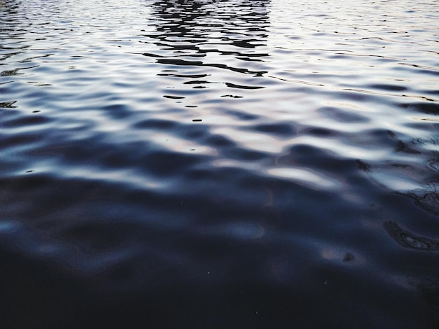 Prise de vue plein format d'eau ondulée