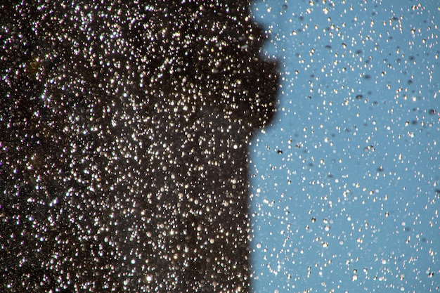 Photo prise de vue plein format de gouttes de pluie sur la fenêtre