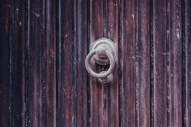 Prise de vue plein format d'une porte en bois