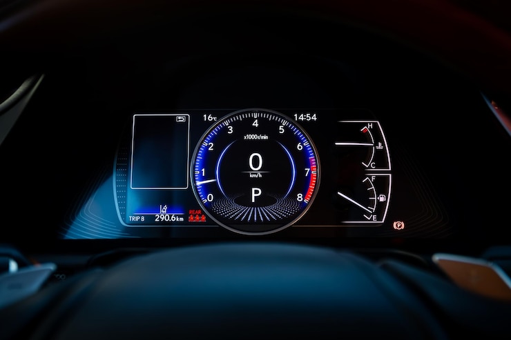 Photo une prise de vue rapprochée d'un compteur de vitesse numérique de voiture moderne, du kilométrage du tableau de bord d'une voiture moderne.
