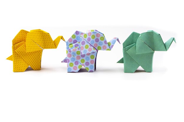 Une prise de vue rapprochée d'éléphants origami aux motifs colorés isolés sur un fond blanc