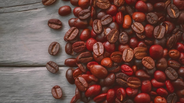 Photo une prise de vue rapprochée de grains de café rouges sur une surface grise en bois