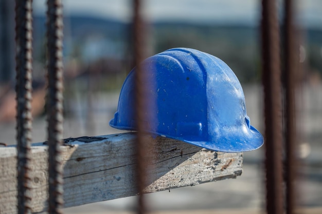 Prise de vue sélective du casque de sécurité bleu sur un chantier de construction