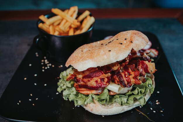 Photo une prise de vue sélective d'un hamburger avec des frites