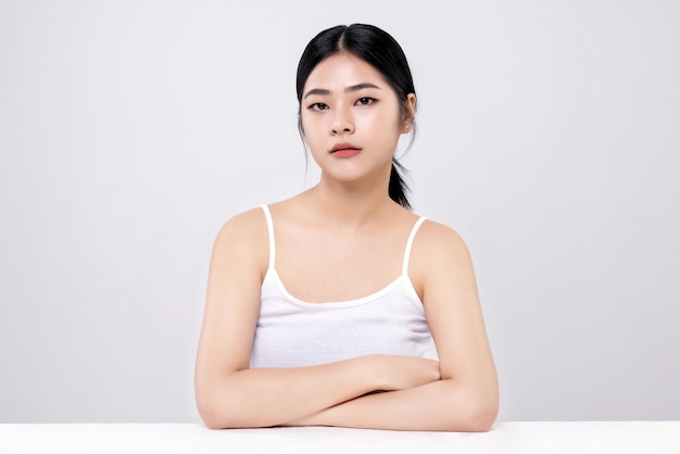 Prise de vue en studio d'une belle jeune femme asiatique avec une peau fraîche et propre sur fond blanc Soins du visage Traitement du visage Cosmétologie beauté et spa