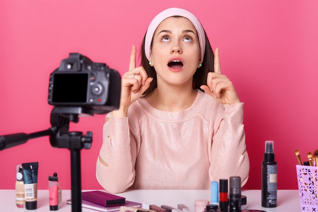 Prise de vue en studio intérieur de femme charismatique émotionnelle en levant