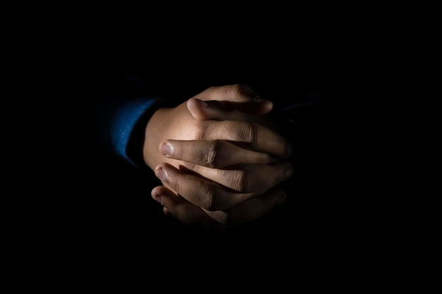 Prise de vue en studio sombre avec la main d'une seule personne sur fond noir