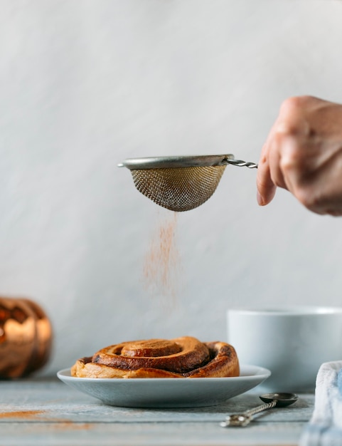 Prise de vue en studio d'une tasse de café avec brioche à la cannelle