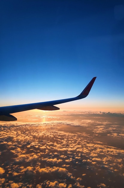 Une prise de vue verticale d'une aile d'avion vue à travers une fenêtre