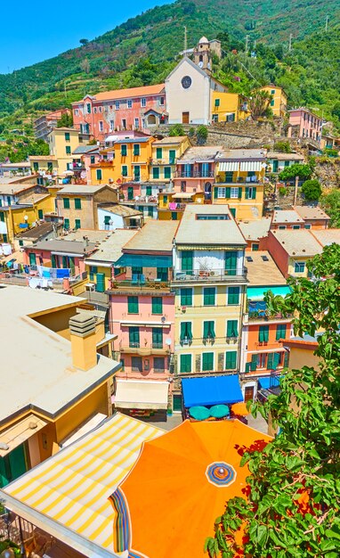 Prise de vue verticale au grand angle de la belle petite ville de Vernazza à Cinque Terre, La Spezia, Italie