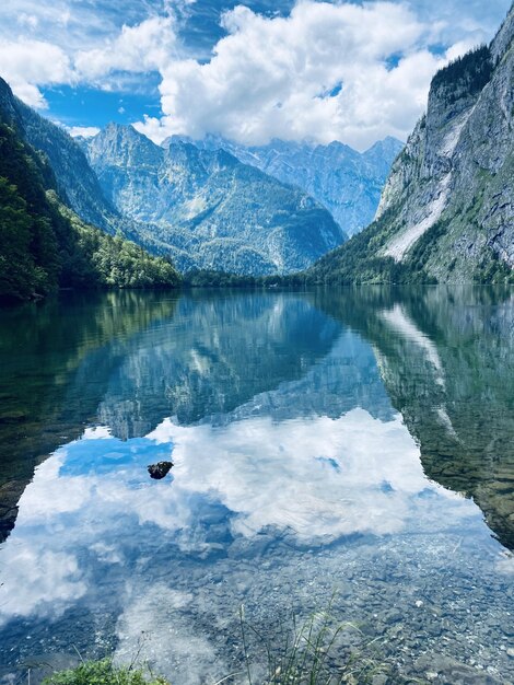 Une prise de vue verticale de la belle forêt de montagne et des lacs par une journée nuageuse