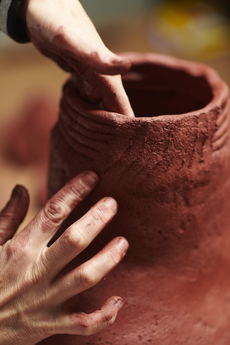 Photo une prise de vue verticale de mains sculptant un vase d'argile