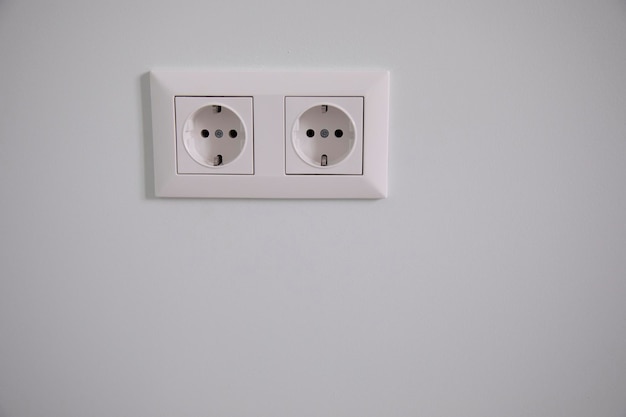 prises électriques blanches dans le mur de la maison