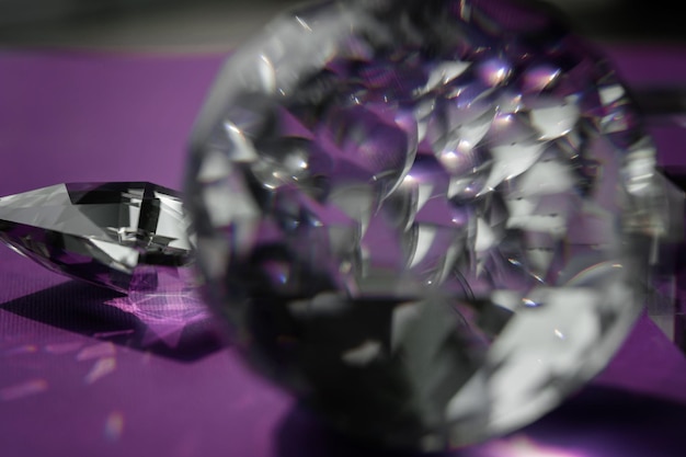 Prisme de cristal réfractant les cristaux magiques légers et la sphère pyramidale et le cube sur fond violet Pratique de cristal de guérison spirituelle Feng Shui bon concept de flux d'énergie arrière-plan ésotériquexAxA