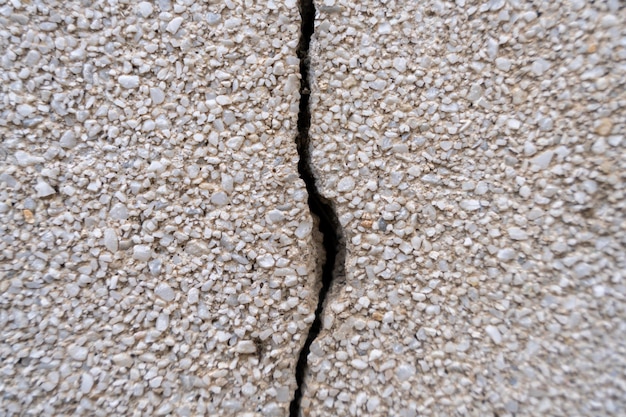 Photo problème commun dans les murs de nombreux bâtiments énorme grande fissure entre les murs proche de la vue d'une fissure fissure murale