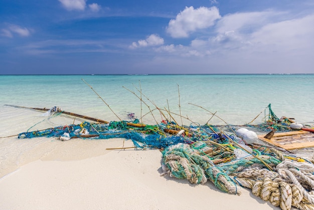 Le problème des déchets sur la plage causé par la pollution de l'environnement par l'homme. Plastique sur la plage