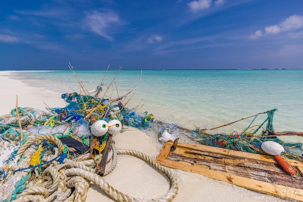 Le problème des déchets sur la plage causé par la pollution de l'environnement par l'homme. Plastique sur la plage