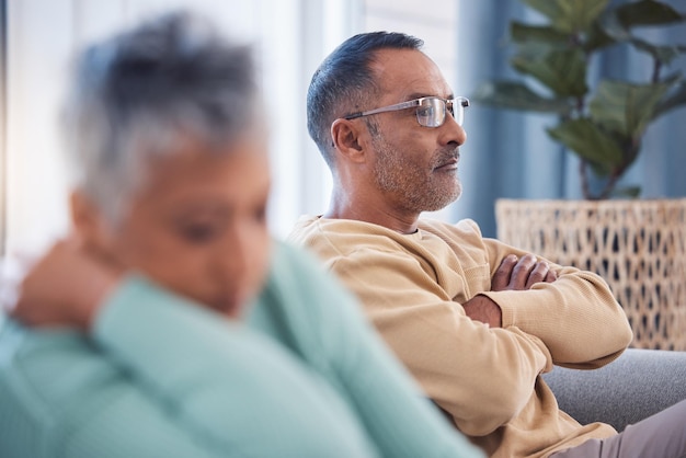 Problème de mariage divorce et couple en colère après un combat homme âgé avec colère et femme triste avec crise relationnelle Frustré par la rupture difficile du partenariat de communication et le stress à la maison