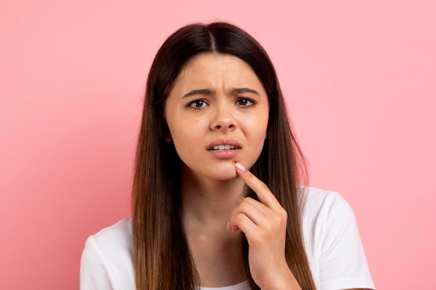 Problème de peau chez les adolescentes bouleversé adolescente touchant bouton sur son visage