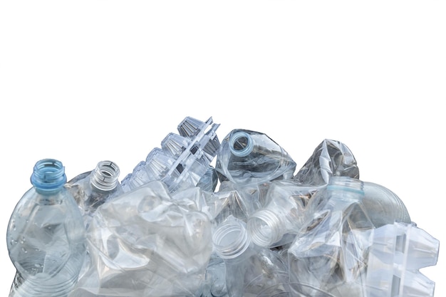 Problème de plastique une montagne de bouteilles en plastique dans le contexte d'une pollution de la nature de la forêt verte