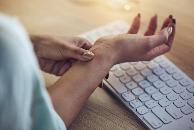 Photo problème de poignet clavier d'ordinateur ou mains de femme avec syndrome du canal carpien arthrose ou douleurs articulaires gros plan rédaction fatigue de frappe et personne souffrant d'arthrite risque de fibromyalgie ou de blessure