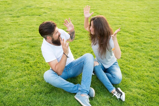 Problème de relations Concept de crise familiale Arrêter le mouvement social violent Autodéfense Violence et agression Couple souffre de violence Hipster en colère et jolie femme Protéger les droits des femmes