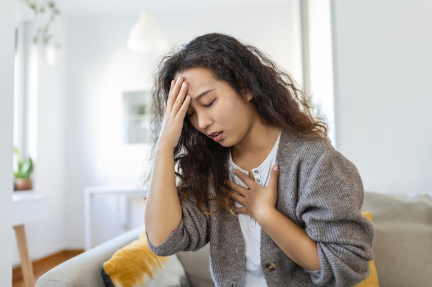 Problème respiratoire crise d'asthme pression douleur thoracique coup de soleil vertiges concept portrait d'une femme ayant reçu un coup de chaleur par temps d'été chaud touchant son front