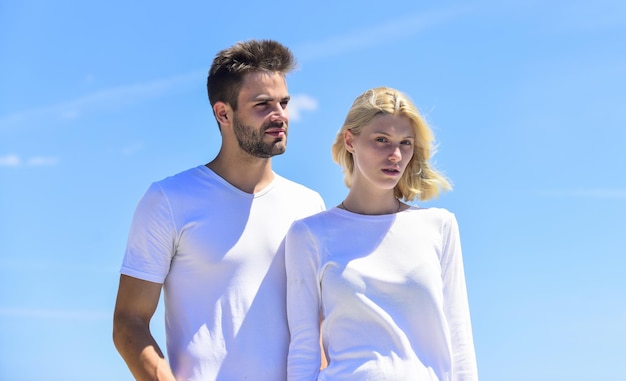 Problèmes de communication Romance d'été Amour familial Dévotion et confiance Histoire d'amour Relations romantiques Couple amoureux fond de ciel bleu Homme et femme vêtements blancs journée ensoleillée à l'extérieur Véritable amour