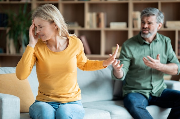 Problèmes relationnels Couple d'âge mûr se disputant à la maison Homme en colère criant à sa femme